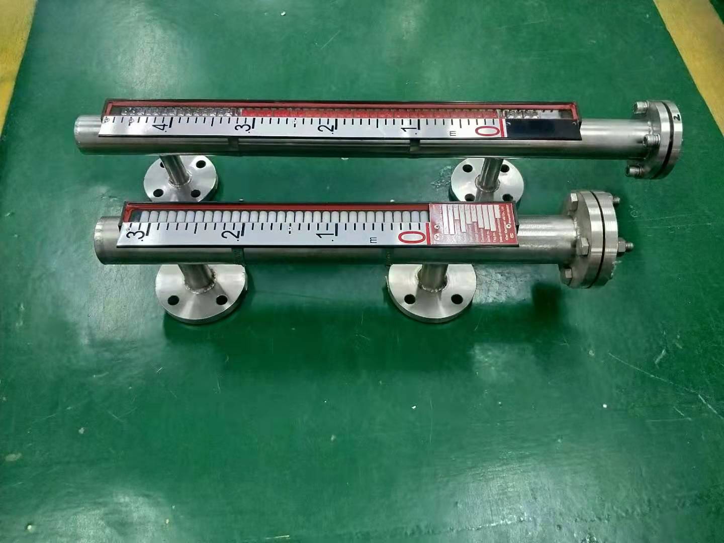 磁翻板液位計出現(xiàn)紅白相間的原因