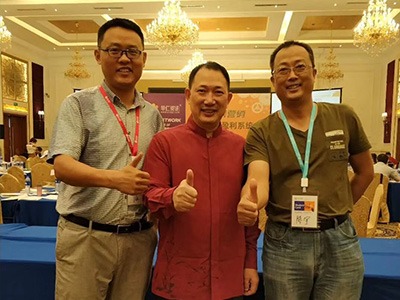 與單仁老師合影